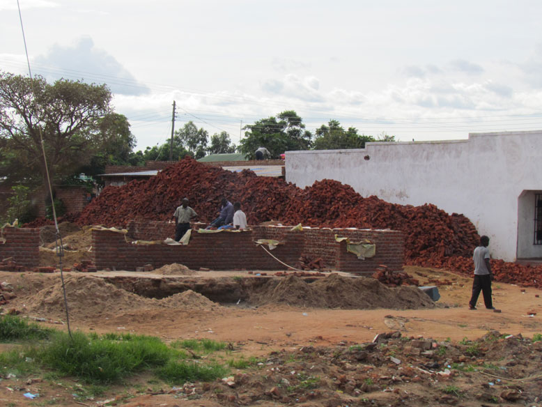 adobes de arcilla para construiccion. no se usa ladrillo